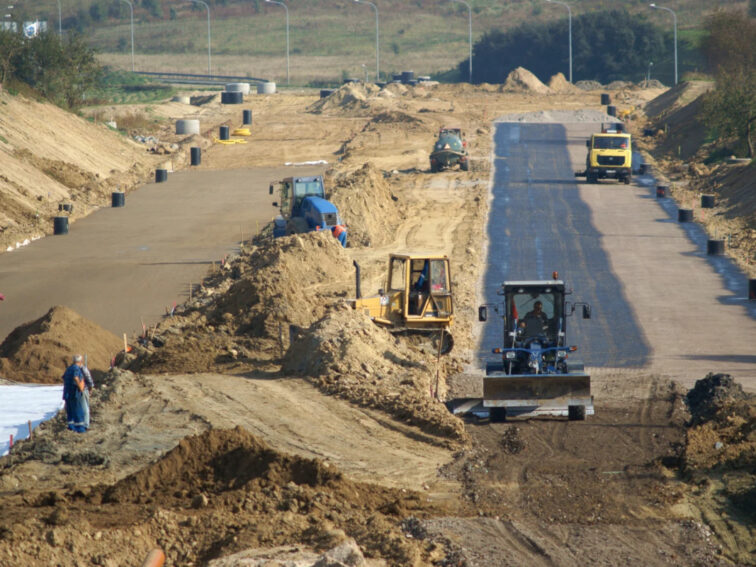 Odwodnienie w budowie dróg – jak zapobiec koleinom i pęknięciom