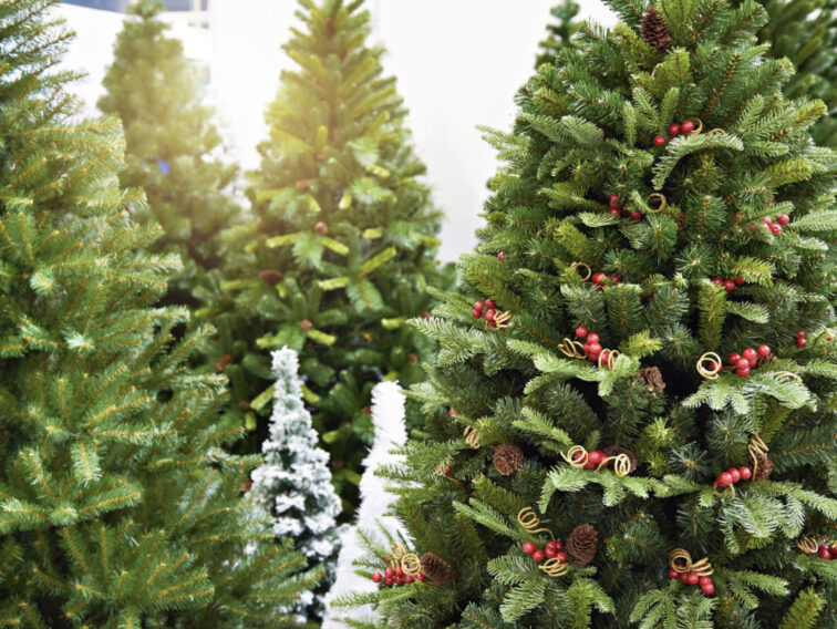 Sztuczne choinki na pniu – dlaczego to najmodniejszy trend świąteczny ostatnich lat