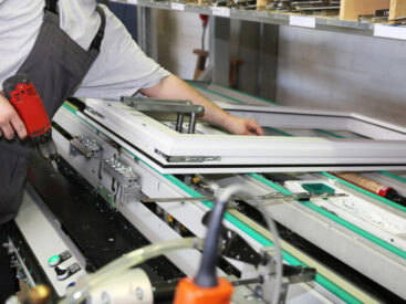 Sztuczne choinki na pniu – dlaczego to najmodniejszy trend świąteczny ostatnich lat?